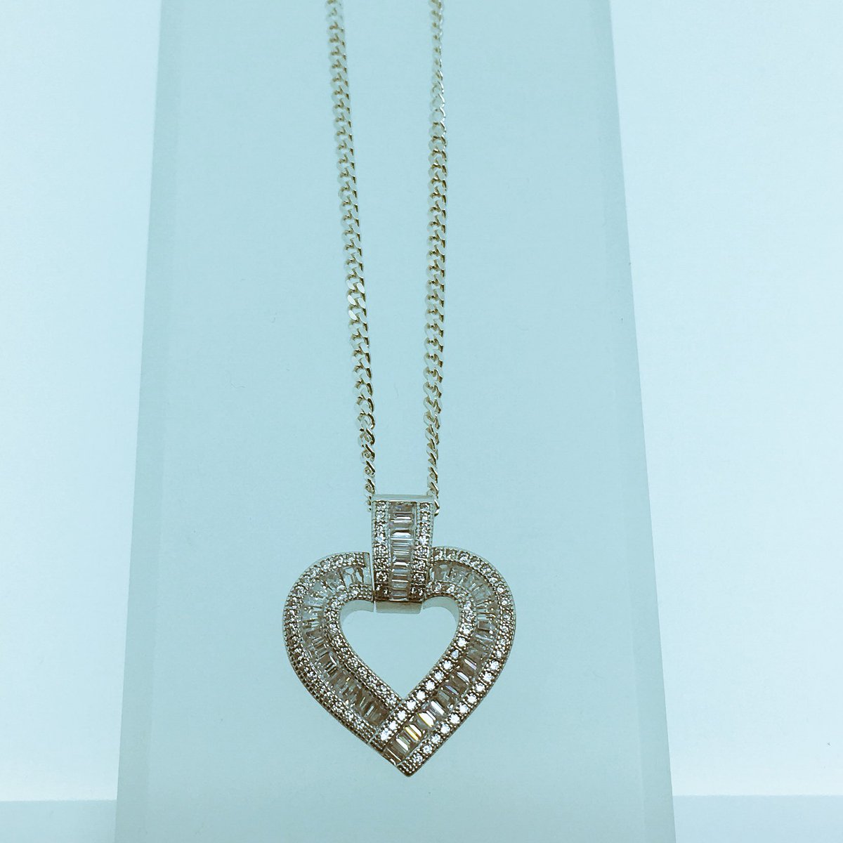 HPJwatches's tweet photo. Beautiful c-z heart pendant with chain for sale only £99.99 #wow 🎄🎄🎄🎄🎄 https://t.co/E4il4AVV4y