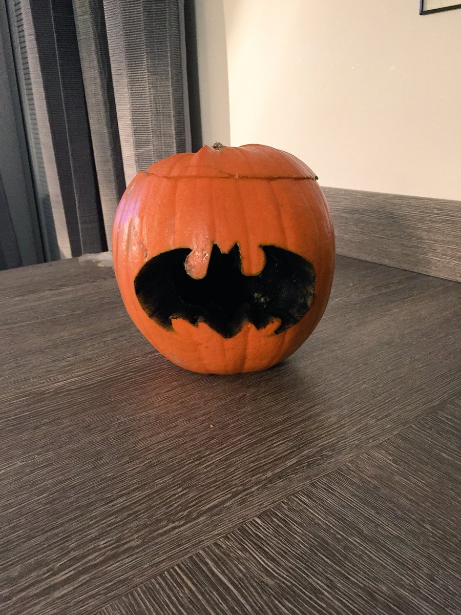 paultron79's tweet photo. #halloween #batmanpumpkin https://t.co/R5W4osHSXm