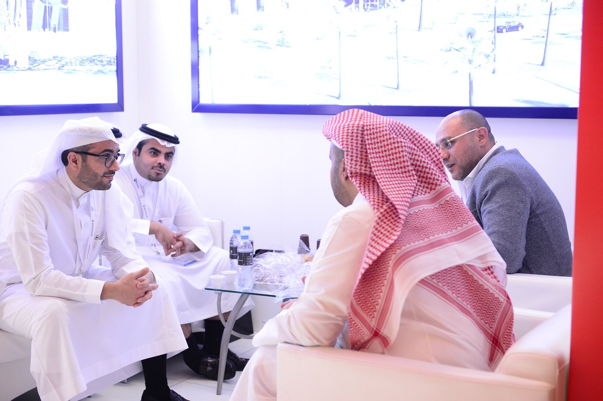 OthaimMalls's tweet photo. تقدم وفد الشركة لحضور معرض ريكون ٢٠١٧ الاستاذ فهد العثيم نائب رئيس مجلس الادارة لحضور ورش عمل تطوير تصميم وإدارة المولات مما يرتقي بالصناعة https://t.co/GsA06SJawb