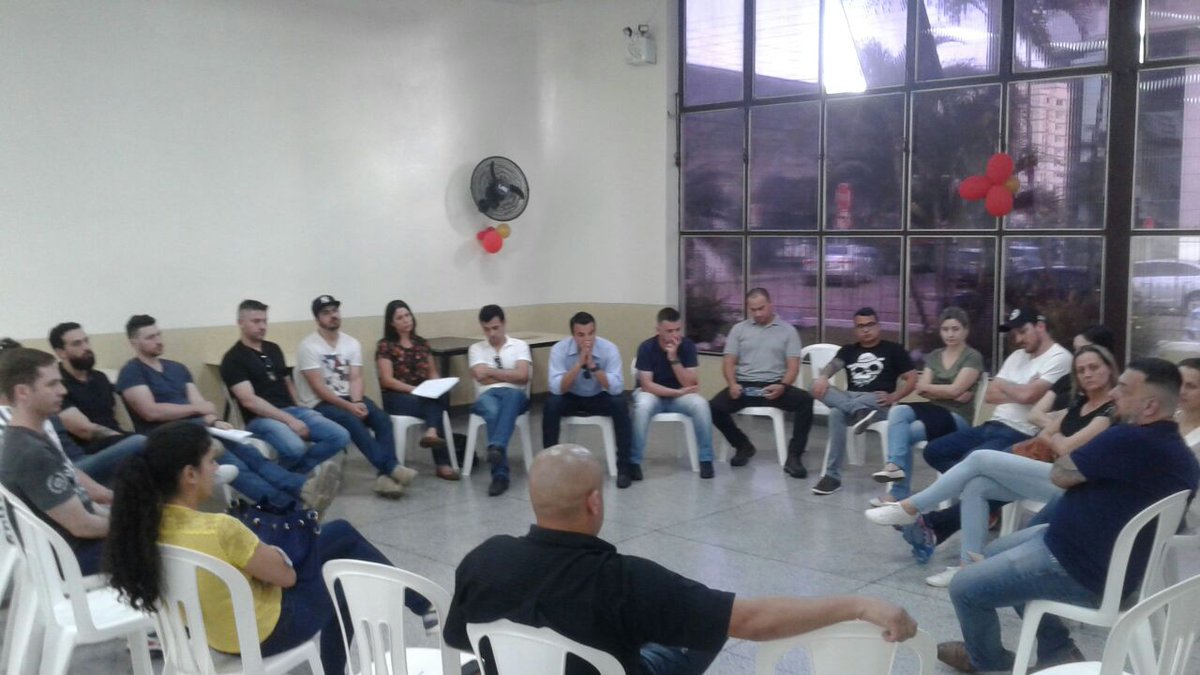 sinpolsc's tweet photo. Diretoria do Sinpol/SC esteve com policiais civis da região de Rio do Sul na tarde de ontem. Momento para sanar dúvidas e coletar ideias! https://t.co/reLaV49qPz
