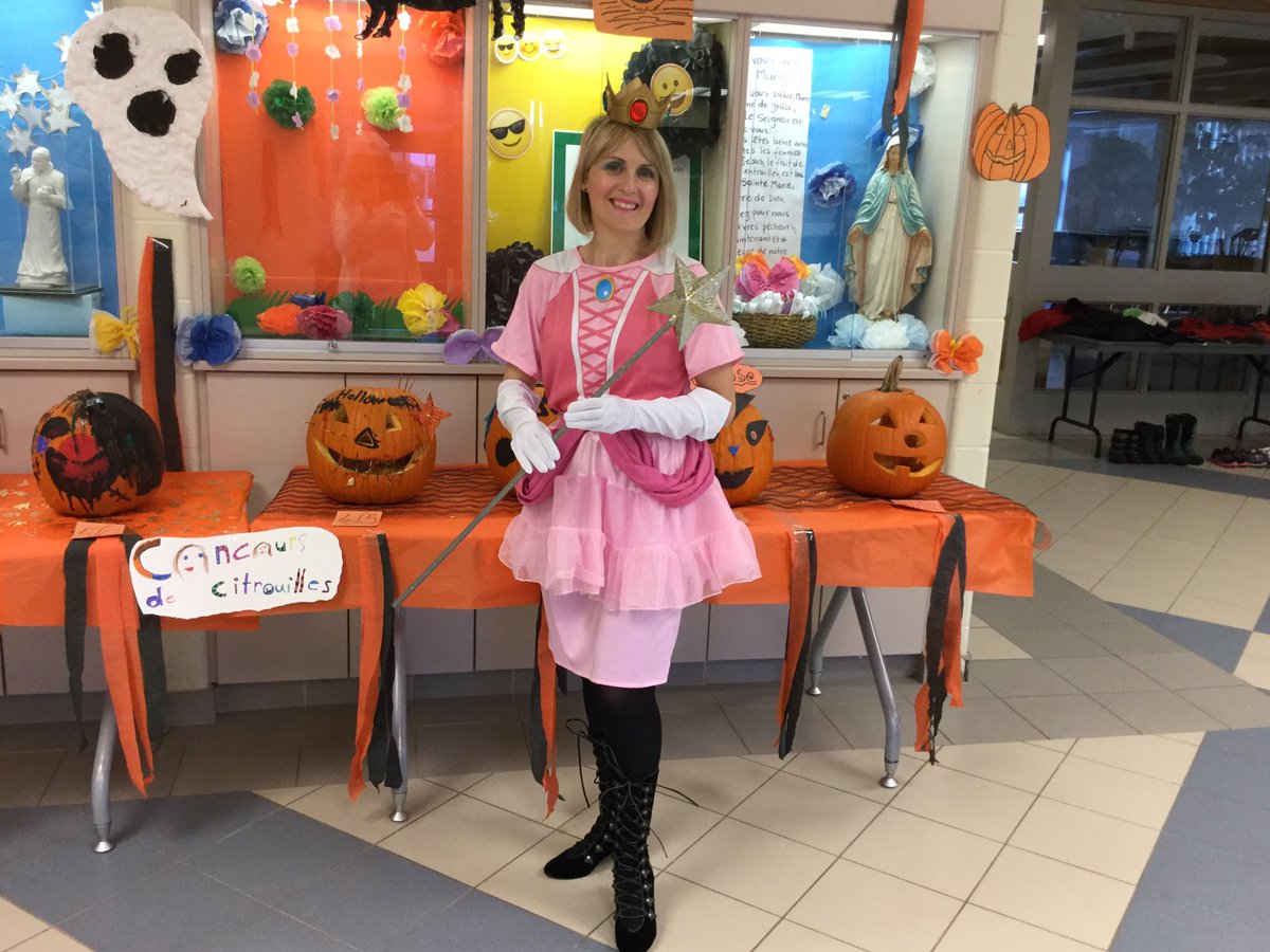 SnctEcole's tweet photo. Bonne fête de l'Halloween à tous! @ginagkozak1 @cscmonavenir https://t.co/TPqRbeVAJd