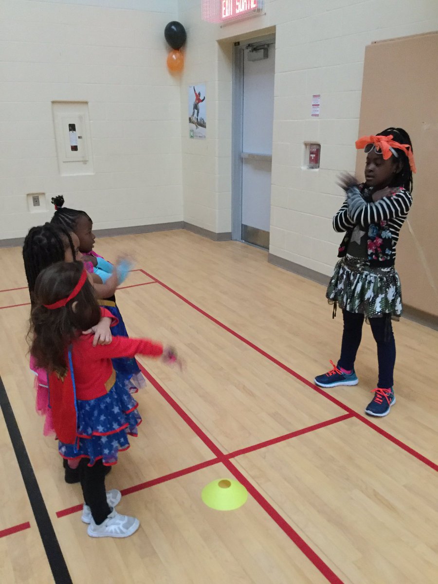 SnctEcole's tweet photo. Une élève de la 2e année enseigne aux élèves de la mat/jardin diverses danses à l'occasion de l'Halloween! @ginagkozak1 @cscmonavenir https://t.co/3fOrSShYyr