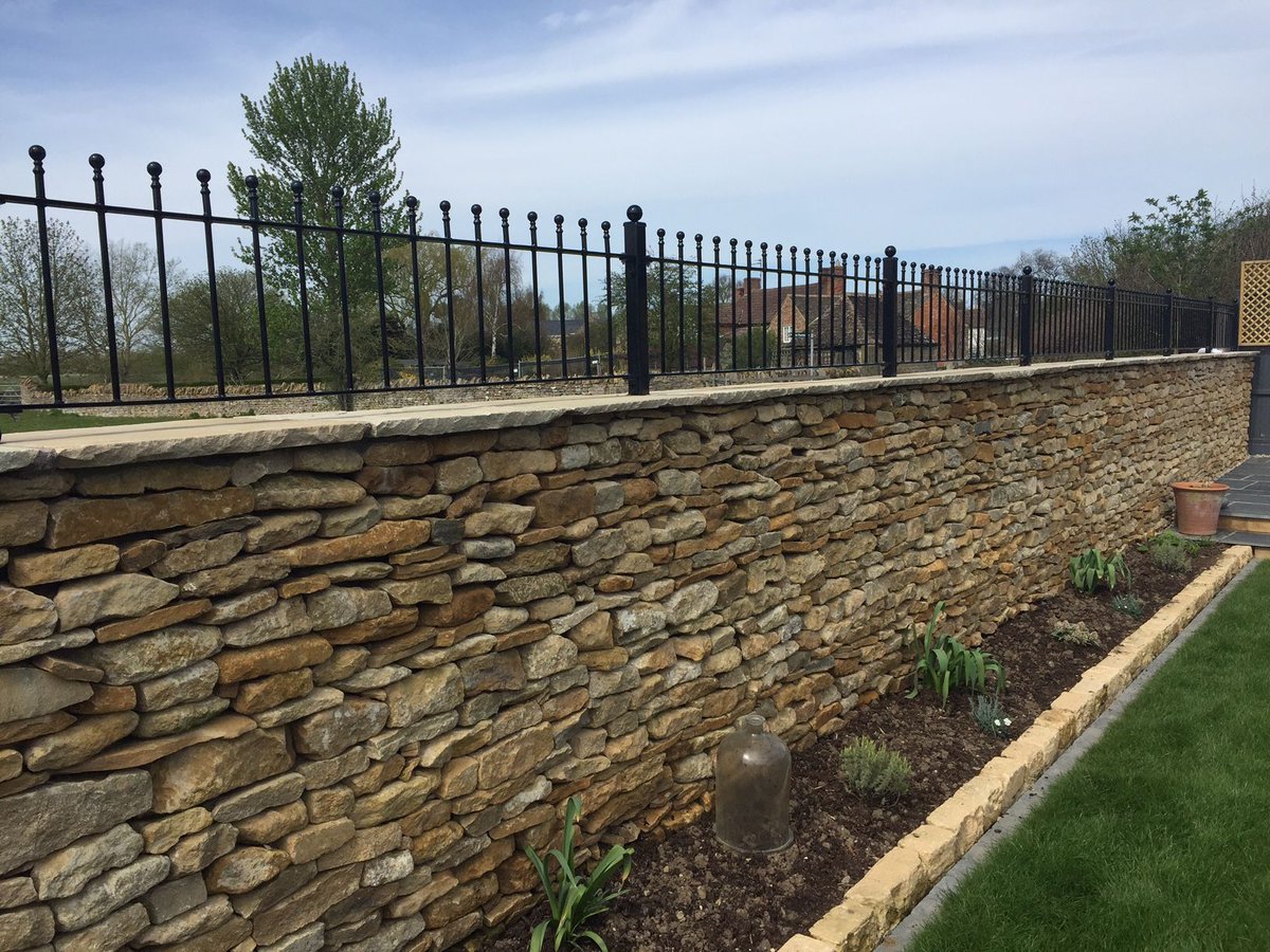 We are fully trained fencing contractors, view some of our latest projects to find inspiration for your property. buff.ly/2go4bEI