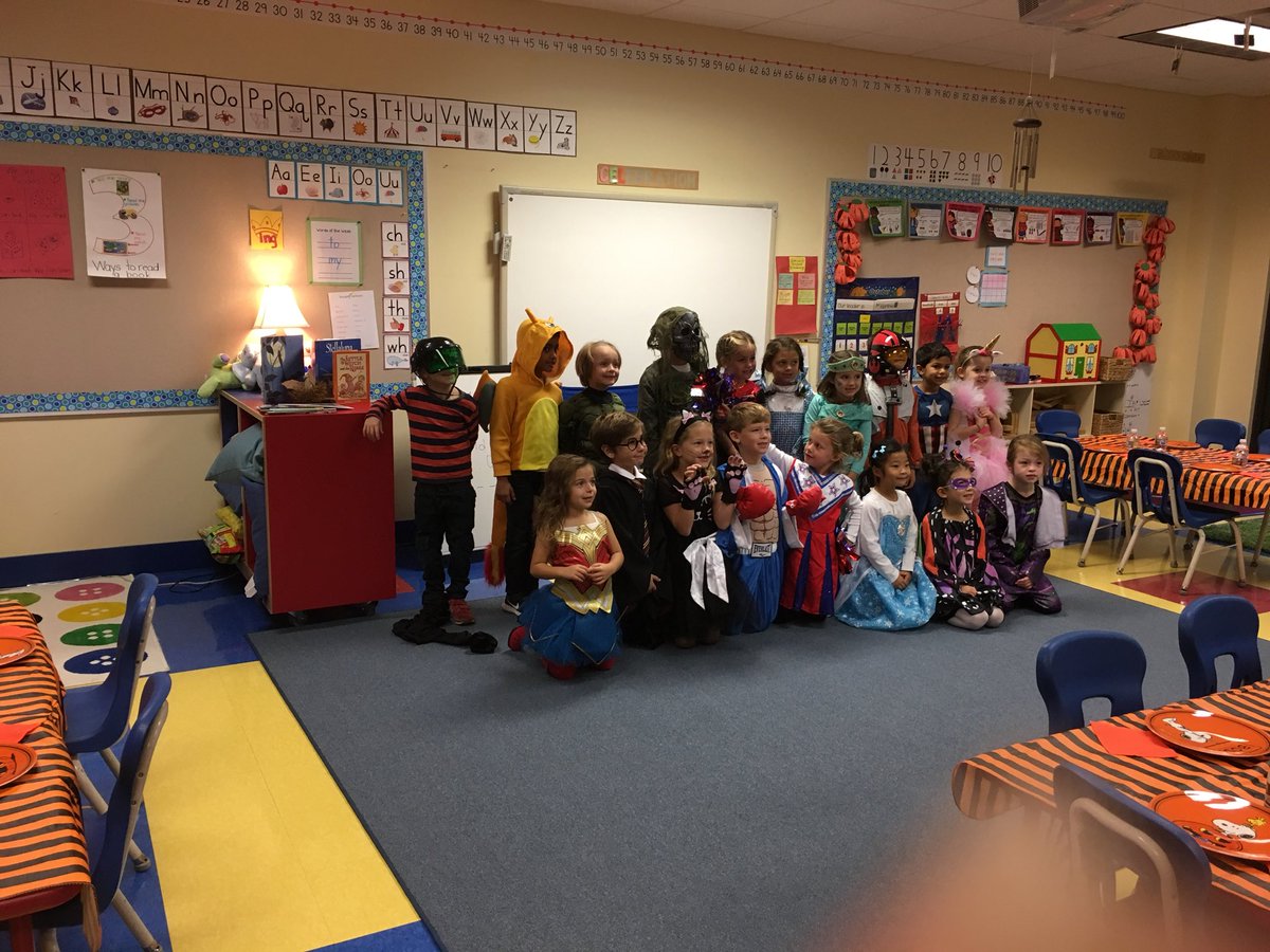 oakes6debbie's tweet photo. Celebrating Halloween Trinity style @BrookeK429 @maryjacobr @hickeytrit @julia_jlee @MissMeganNoe @#Trinitylearns https://t.co/AmVaronasV