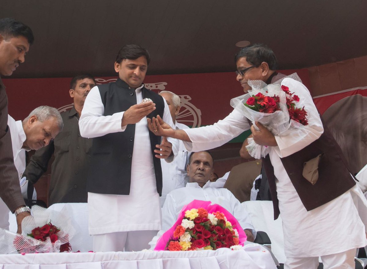 samajwadiparty's tweet photo. लौह पुरुष सरदार वल्लभ भाई पटेल जी को उनकी जयंती पर शत शत नमन। https://t.co/I0BOL1v16P