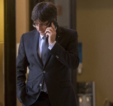 –Puigdiiii, soy tu abuela, vuelve que te he hecho croquetas.
–Mi abuela habla catalán. 
–Cuquetas.
–Déjalo Mariano.
–Cruquelles.
–Basta.