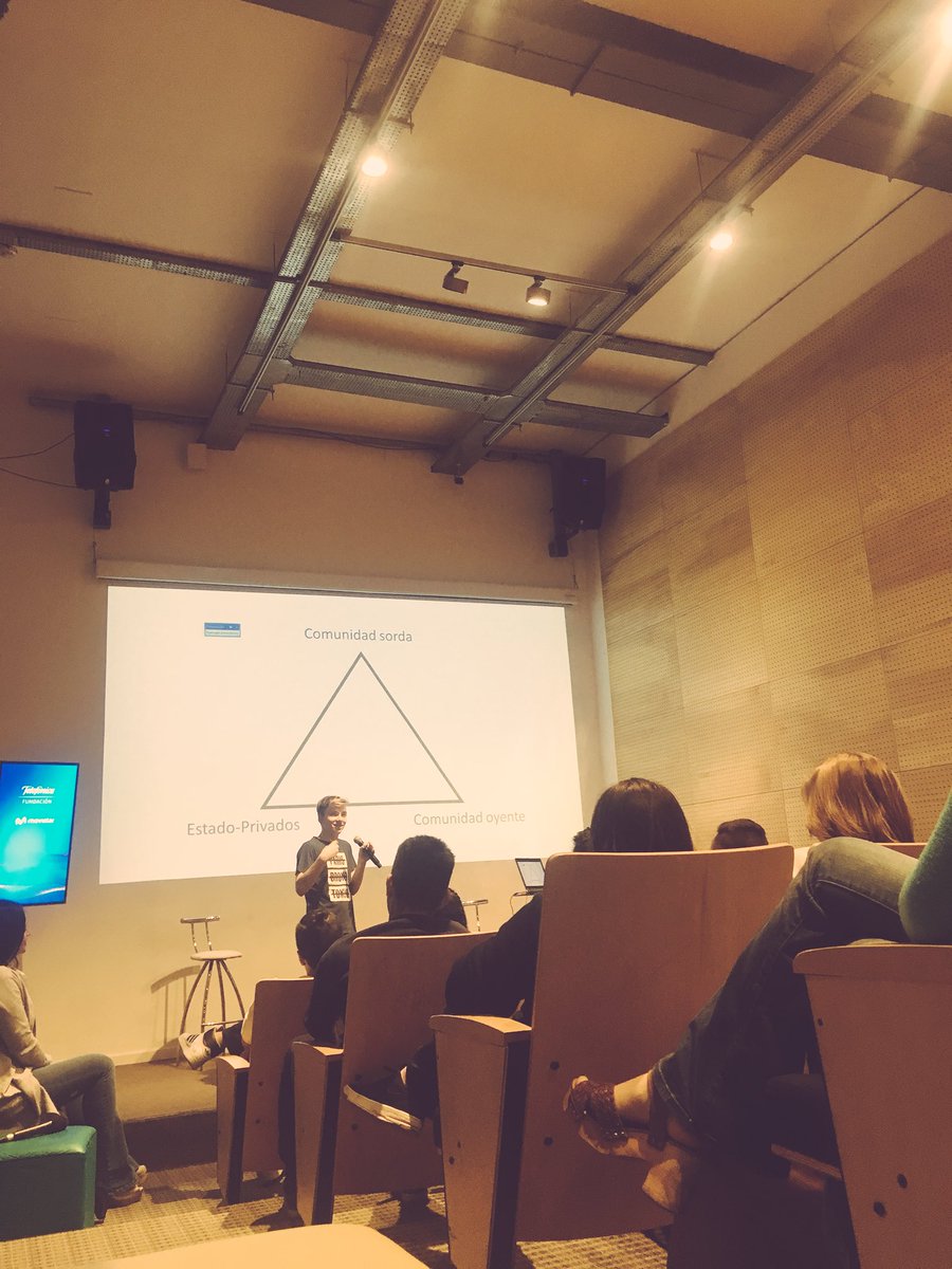 ceciavazquez's tweet photo. @Mateons genio total! Nos contó sobre su app ⏩Háblalo⏪ #EurekaLab @fundacionTef_ar @Vicaria_Edu https://t.co/iPGH7BVfy4