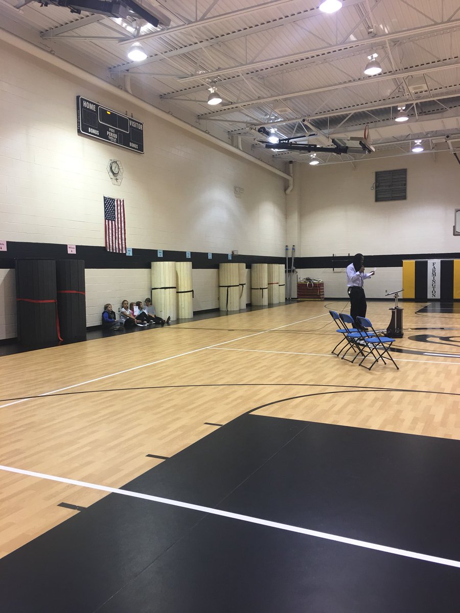 RoosCharacter's tweet photo. Mr. Bryant pumping up Roosevelt!!! #knightsr7 https://t.co/Uzv9336vaK