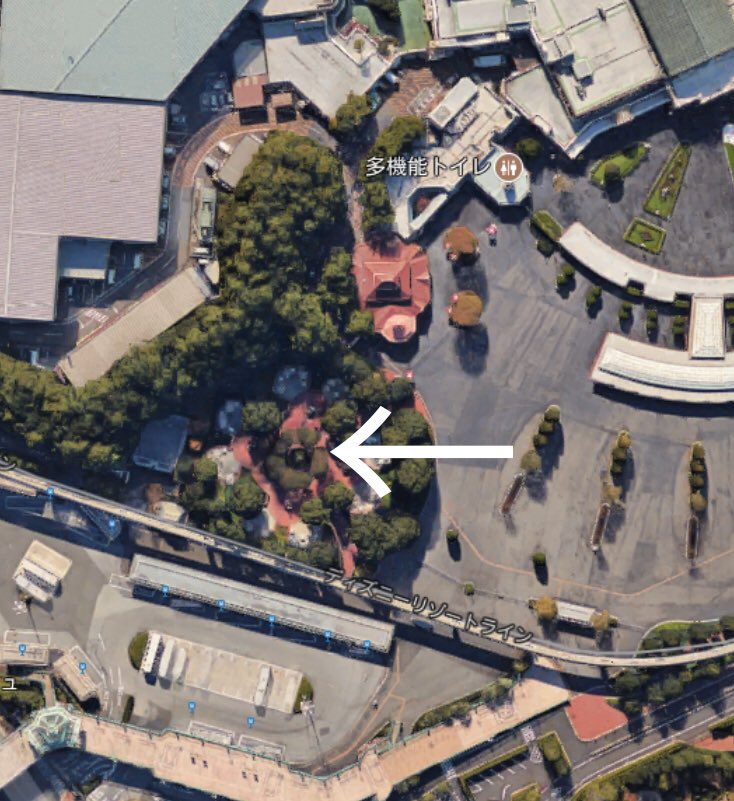 Keita Fukumi けーたぐらんと どなたか東京ディズニーランドのピクニックエリア に昔あった噴水の写真持ってませんか 欲をいえば夜噴水がライトアップされてる写真探してます 一枚目が1990年 二枚目が現在のピクニックエリアで1990年写真の矢印のところ