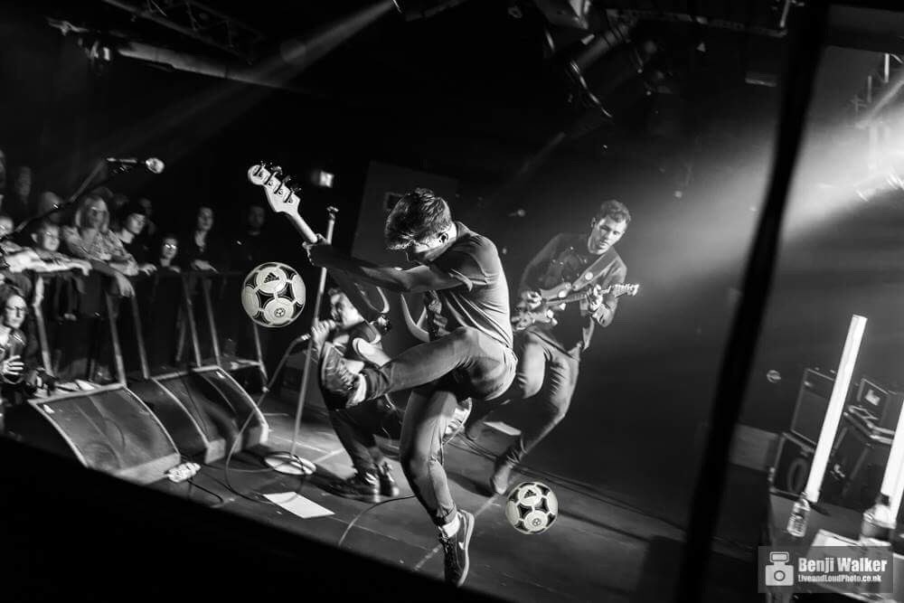 KeraStewart's tweet photo. Why is it that the @EchoicOfficial boys look like they're in a football match on stage? @SoccerAM https://t.co/6YhdoQ8x9k