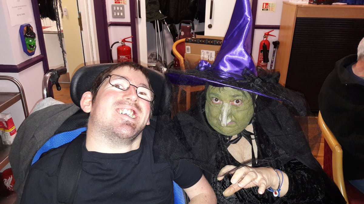 IanSutcliffe3's tweet photo. Az gets a visit from THE WICKED WITCH OF THE WEST at the Alkrington Centre SCARY STUFF!! https://t.co/20kWi6iNAO