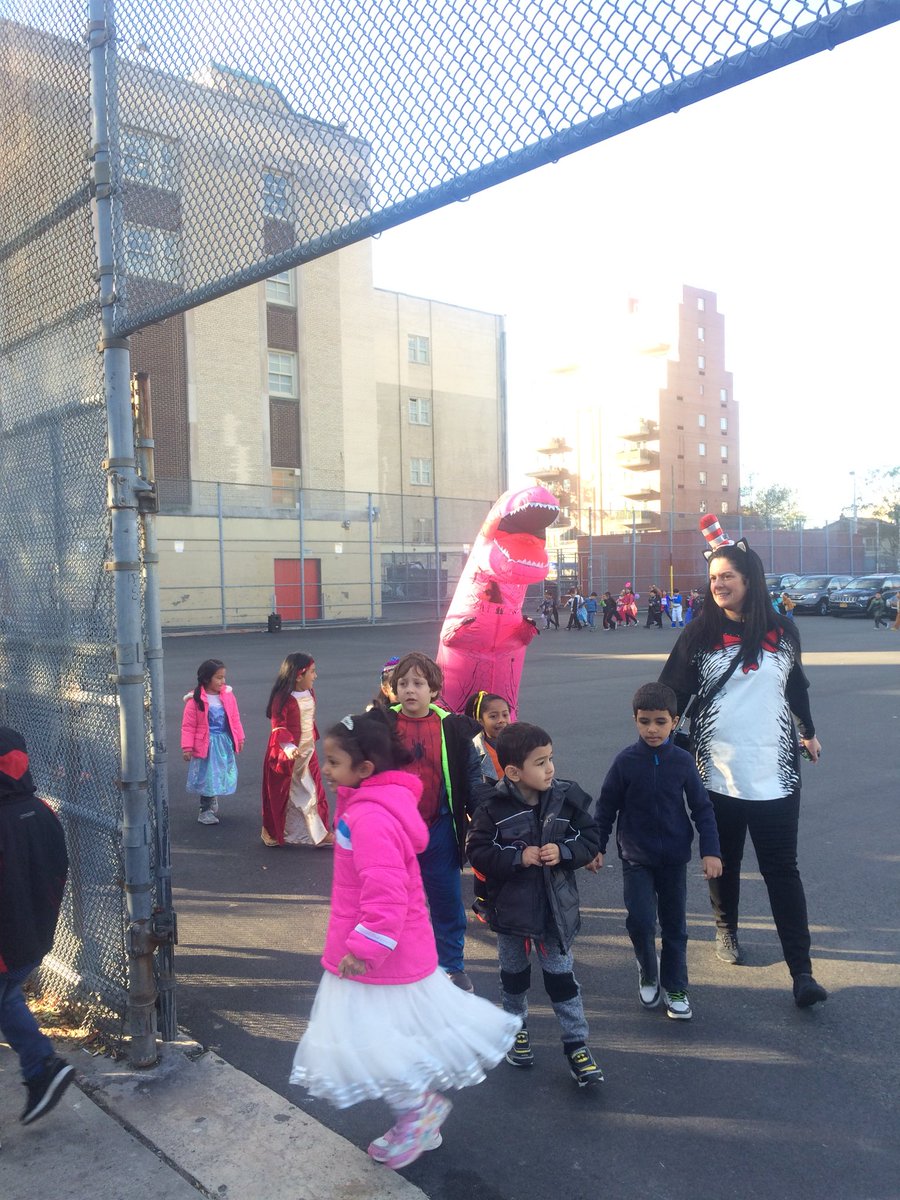 nyluxe's tweet photo. @MissGina253 @NYCFirstLady @ChaimDeutsch amazing parade #PS253 we love your energy and our principal Miss Speroni !!! #Halloween2017 https://t.co/eX1vxmccqJ