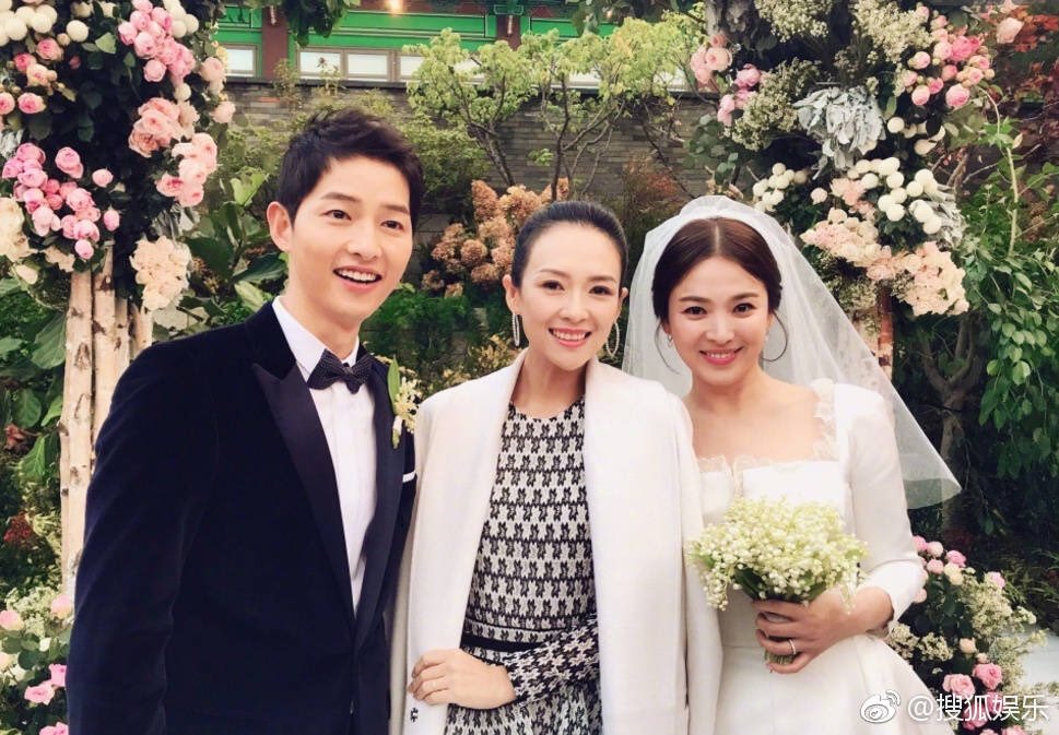 TrendingWeibo's tweet photo. Photos of #ZhangZiYi and #SuMang with newlyweds #SongHyeKyo and #SongJoongKi! Congratulations to the happy couple! 🎉
#章子怡 #苏芒 https://t.co/1tCwhSMLuo