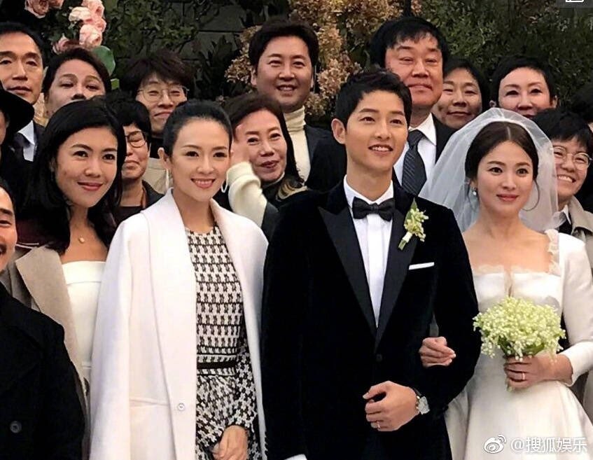 TrendingWeibo's tweet photo. Photos of #ZhangZiYi and #SuMang with newlyweds #SongHyeKyo and #SongJoongKi! Congratulations to the happy couple! 🎉
#章子怡 #苏芒 https://t.co/1tCwhSMLuo