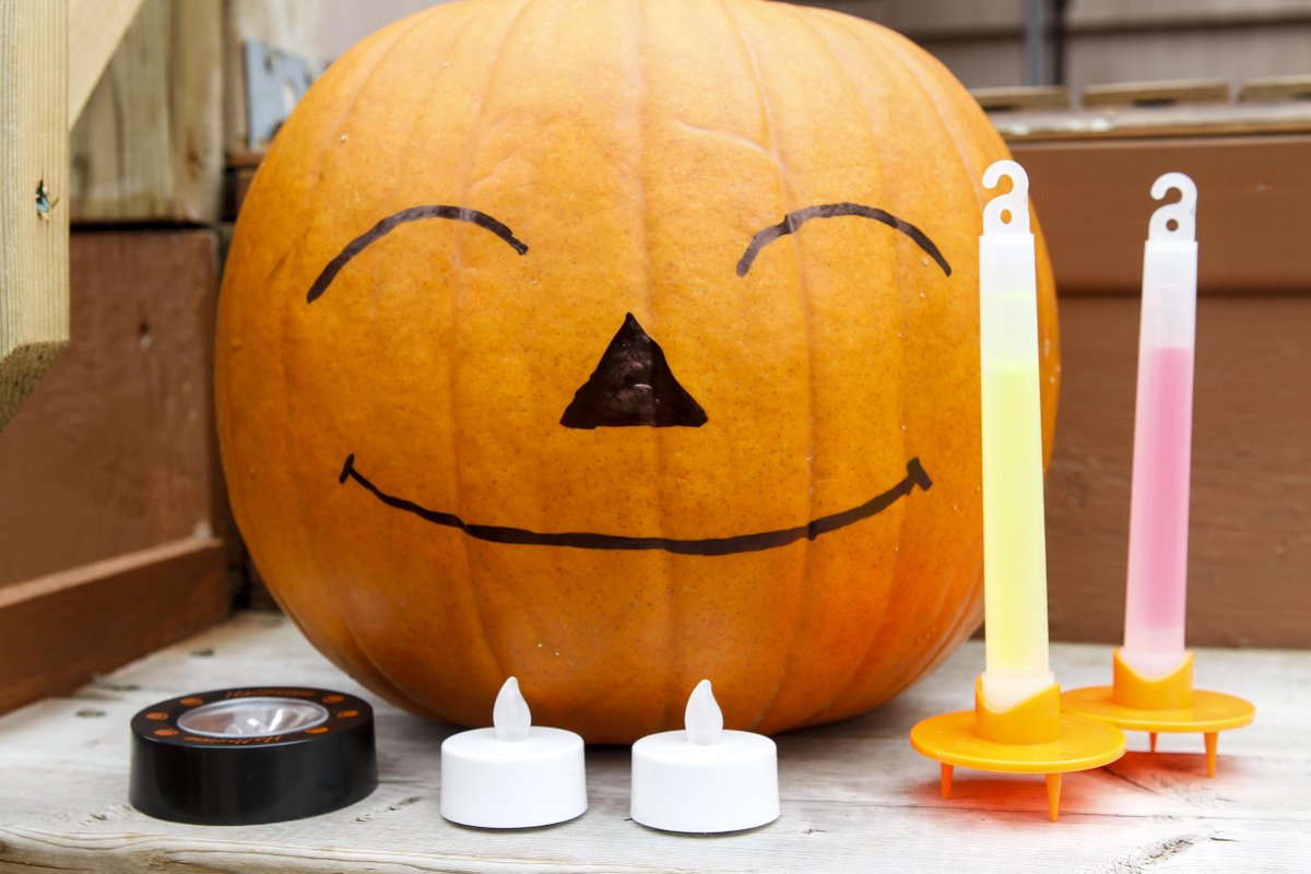 PublicSafetyNS's tweet photo. Utilisez une bougie à pile ou un bâton luminescent dans votre
citrouille au lieu d’une vraie bougie allumée. #Halloween https://t.co/sJHJmO51Es