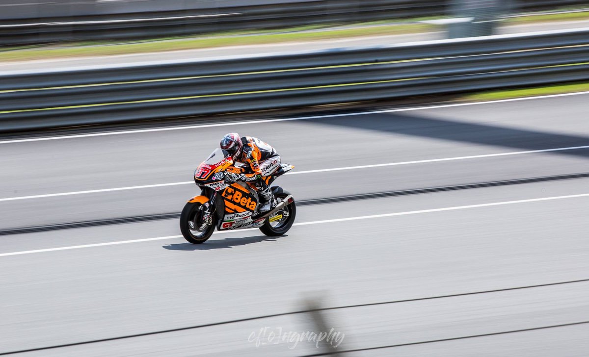 cfongraphy's tweet photo. @Afernandez37 in action
#motogp #moto2 #sepangcircuit #malaysia #hot #qualifying #time #race #speedupracing #cfongraphy https://t.co/jk6vFwX97z