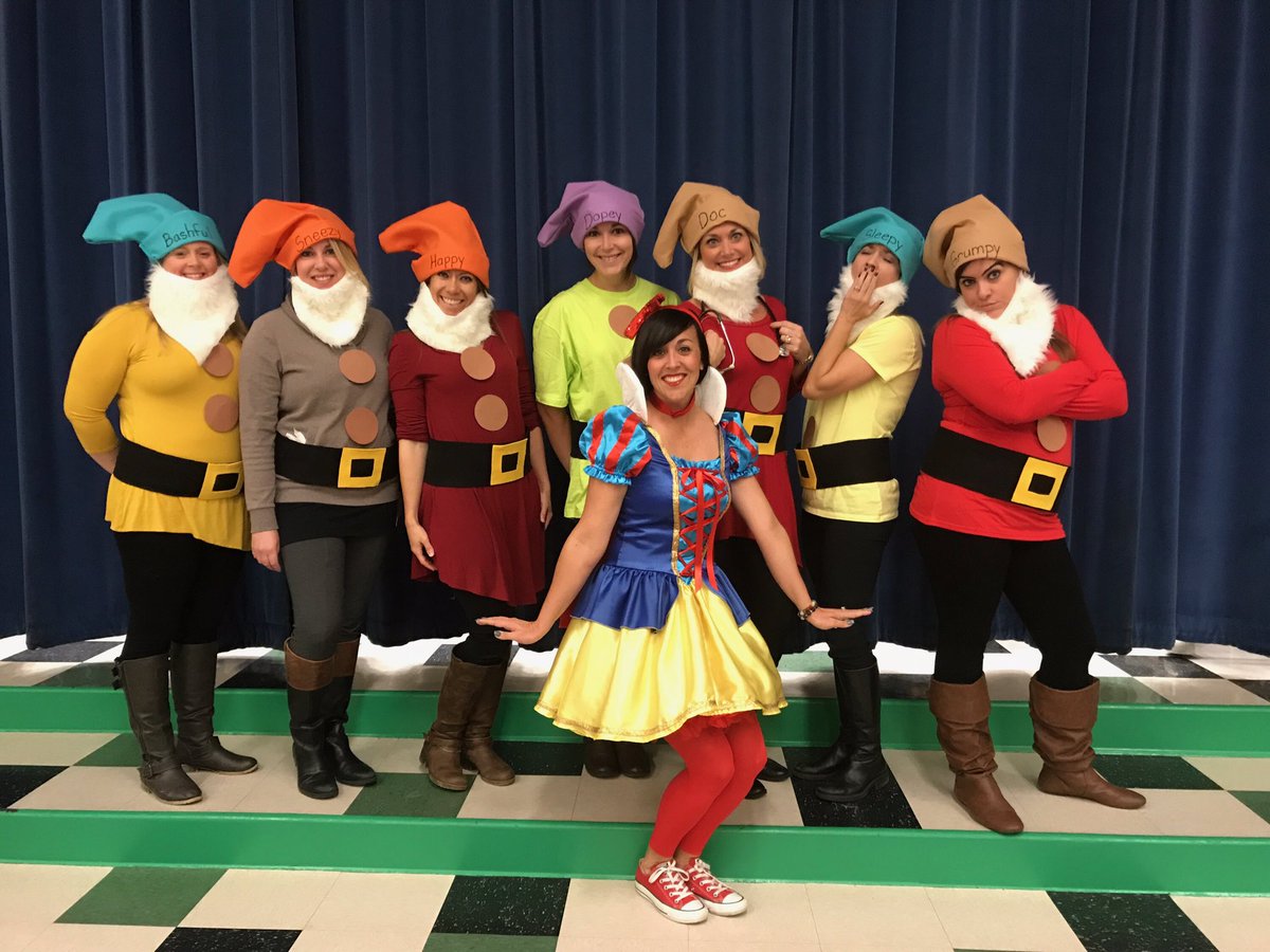 MrsCollinsKdg's tweet photo. Happy Halloween from the Kinder-Team! 🍎🎃 https://t.co/w3PRymcqES