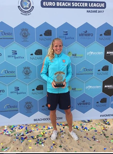 DeKrantNieuws's tweet photo. Wordt deze topper misschien de beste beachvoetbalster van de wereld? Grytsje van der Berg is ervoor genomineerd
https://t.co/5qeLOVMei6 https://t.co/aezCYszRmi