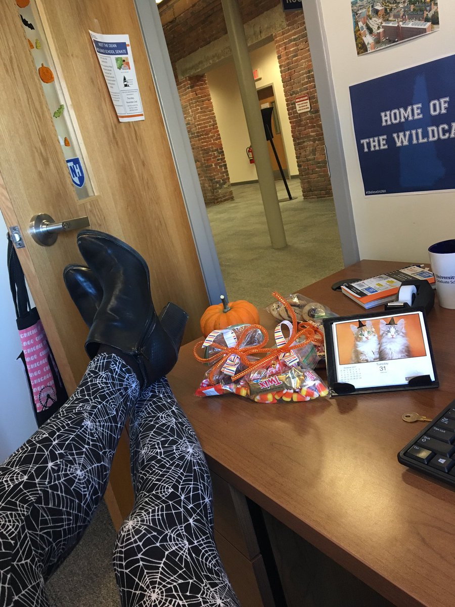 Pizzaxxprincess's tweet photo. Happy Halloween witches 👸🏻👿🎃☠️ #work #festive #treatsformystaff https://t.co/FkMVBSidAL