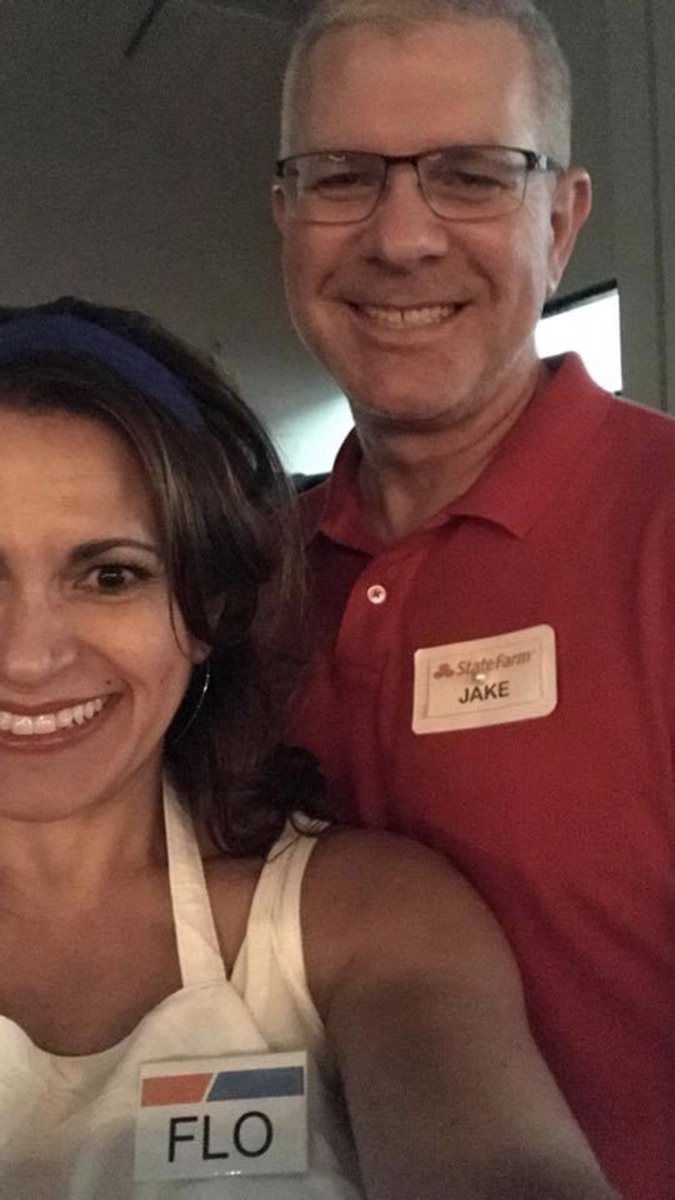BubleGal's tweet photo. @abc7leslielopez #HappyHalloween2017 #itsjakefromstatefarm #flo https://t.co/B1cxw5ZcNE