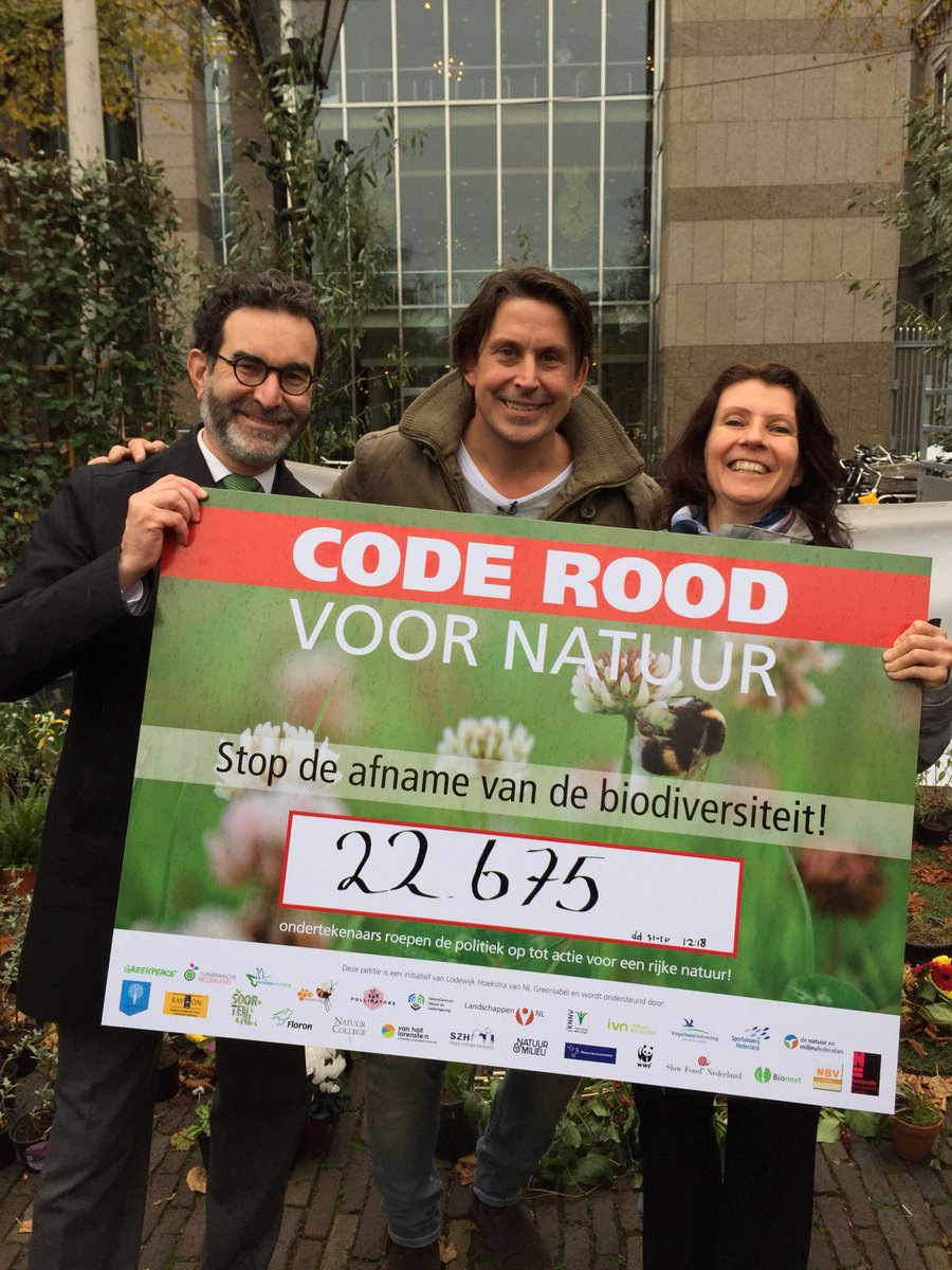 Terechte noodklok van TV-tuinman <a href="/LodewijkHoekstr/">Lodewijk Hoekstra</a>: 'Onze insecten verdwijnen en daarmee ons ecosysteem. Het is #coderoodvoornatuur.' <a href="/estherouwehand/">Esther Ouwehand</a> en <a href="/WassenbergFrank/">Frank Wassenberg</a> steunen zijn actie op Het Plein: 'Meer groen, minder gif! Red onze #biodiversiteit!'