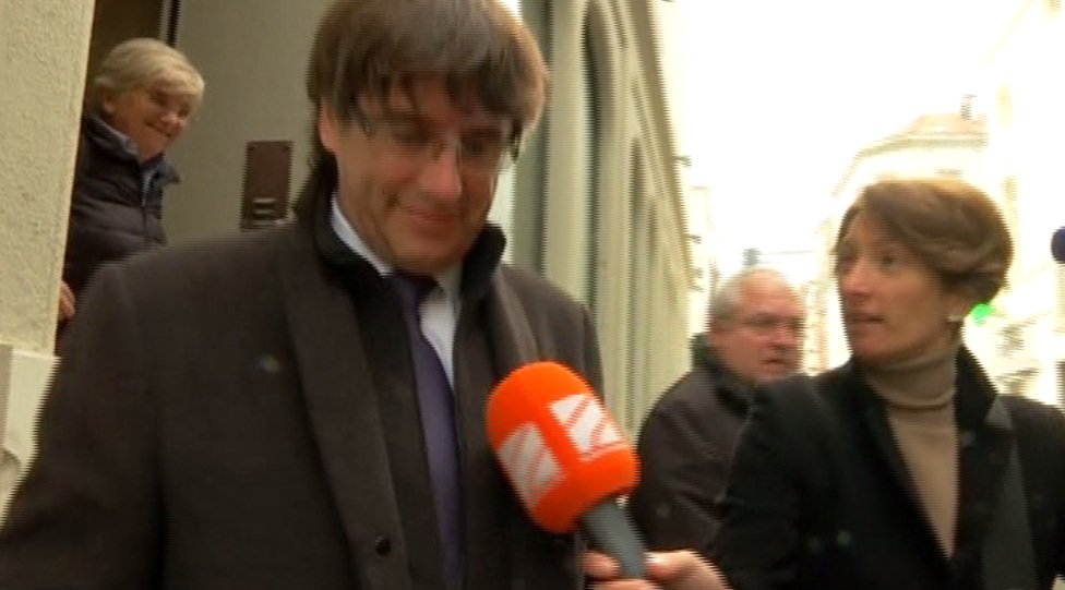 InterTVAZ's tweet photo. Declara Puigdemont que no solicitará asilo en Bélgica y que acepta la convocatoria a elecciones en Cataluña para el 21D. https://t.co/Rl0JlfxoOn