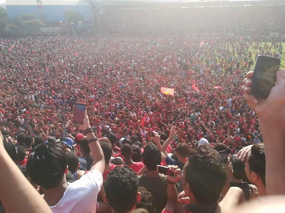 Egypt_Football's tweet photo. النهائي لن يلعب هنا بل هذا مجرد تدريب للنادي الاهلي في حضور جمهوره قبل المواجهة الحاسمه امام الوداد المغربي https://t.co/nyVzRan0X4