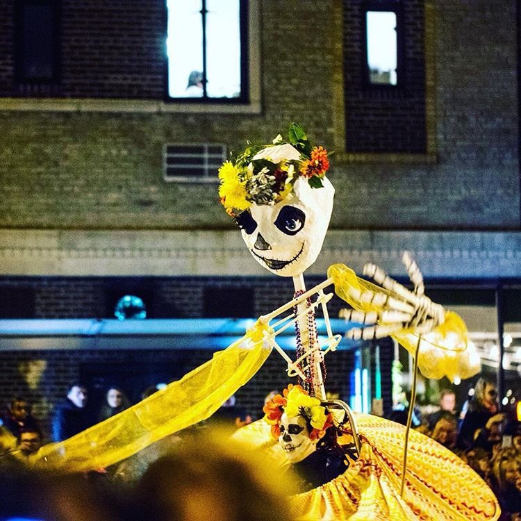 IroquoisNewYork's tweet photo. The Village Halloween Parade runs straight up 6th ave from Spring St to 16th St. It starts at 7pm, get there early. Photo by: Paul Kühlhorn https://t.co/cWCcfpuj4I