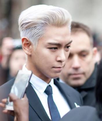 amateraci's tweet photo. remember when Choi Seunghyun showed up for Dior and got us all stunned with his magnificent presence https://t.co/NlJXgkdE4t