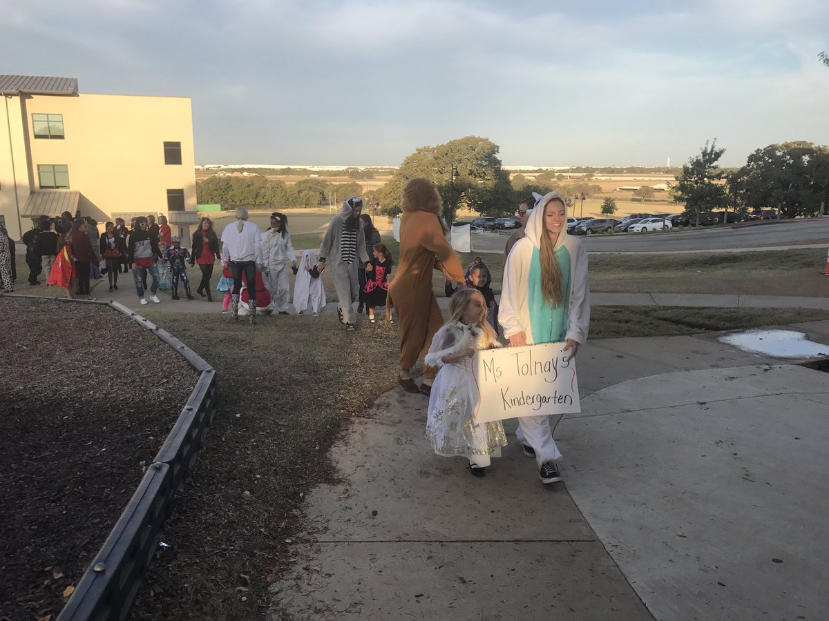 JenniferFurnish's tweet photo. More Westlake Halloween! #WAGrateful #Waexcels https://t.co/LMG1cFpqsJ