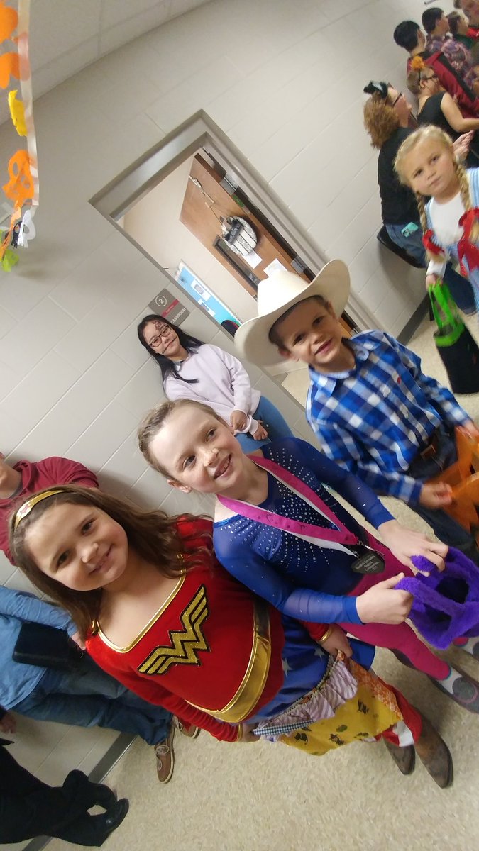 Eagle_YB's tweet photo. Sloman Primary trick or treating High School! 🎃 https://t.co/TmPOqEmXTz