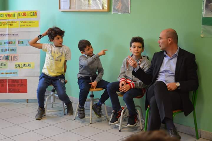 RaffCurioni's tweet photo. #atavolacolsindaco cittadinanza e convivialità @ComuneRE pranzi a scuola con i bambini 'ci hai fatti felici' @lucavecchi72 #apertamente https://t.co/HWEqyvagml