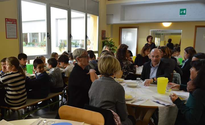 RaffCurioni's tweet photo. #atavolacolsindaco cittadinanza e convivialità @ComuneRE pranzi a scuola con i bambini 'ci hai fatti felici' @lucavecchi72 #apertamente https://t.co/HWEqyvagml