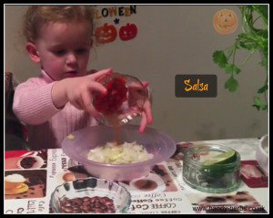 Here are some fun but easy to make healthy Halloween snacks to try. ow.ly/RDLX304Kxhz #Halloween #snacks #cookingwithkids