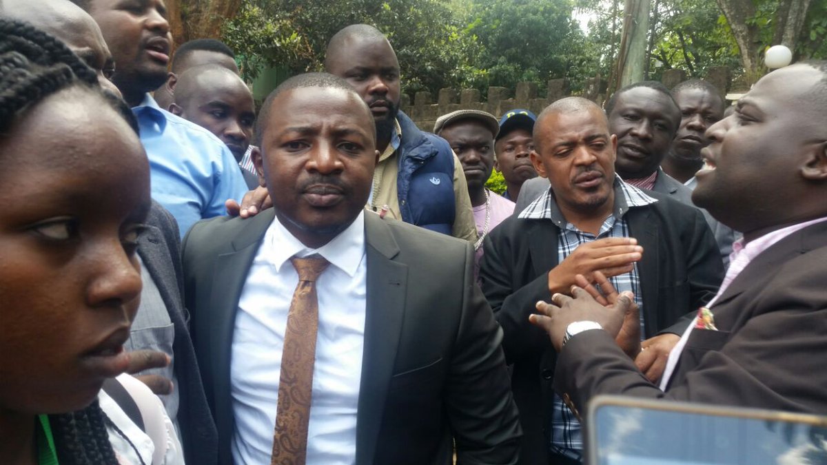 BigIssueKenya's tweet photo. https://t.co/jrozt4XJCV Raila apologises to Citizen TV journalist Francis Gachuri after attack #NASAOnPoll #AUPollObservers #NewsDesk https://t.co/T4MIvhH2ZJ