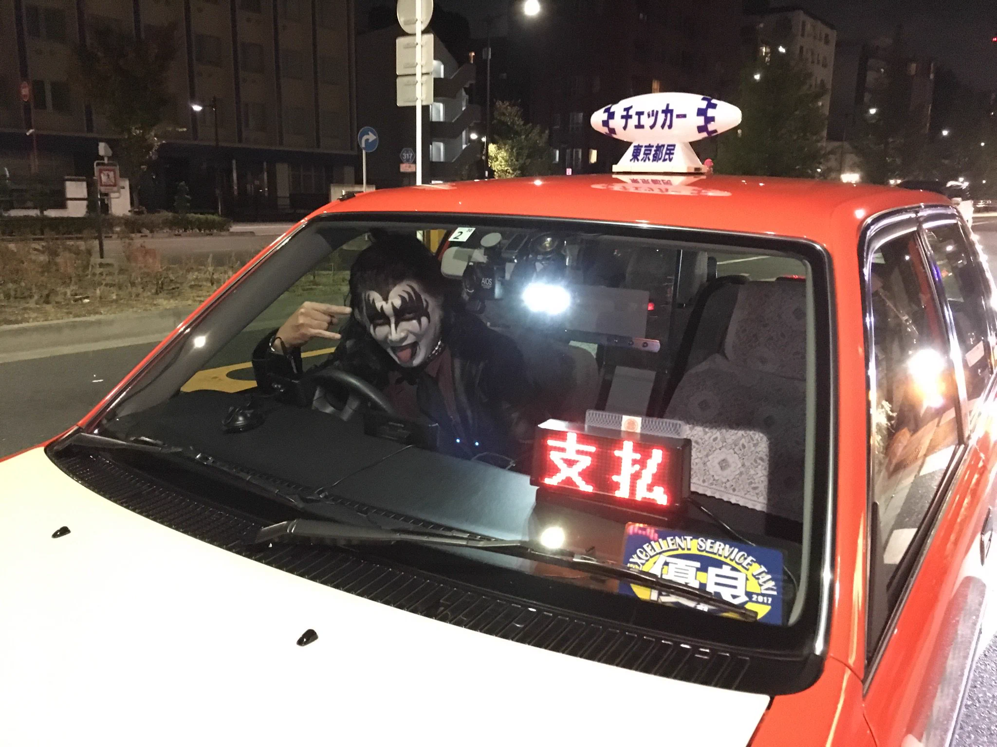 クオリティの高いKISSのハロウィンコスプレをしたタクシー運転手www