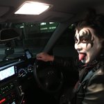 クオリティの高いKISSのハロウィンコスプレをしたタクシー運転手!