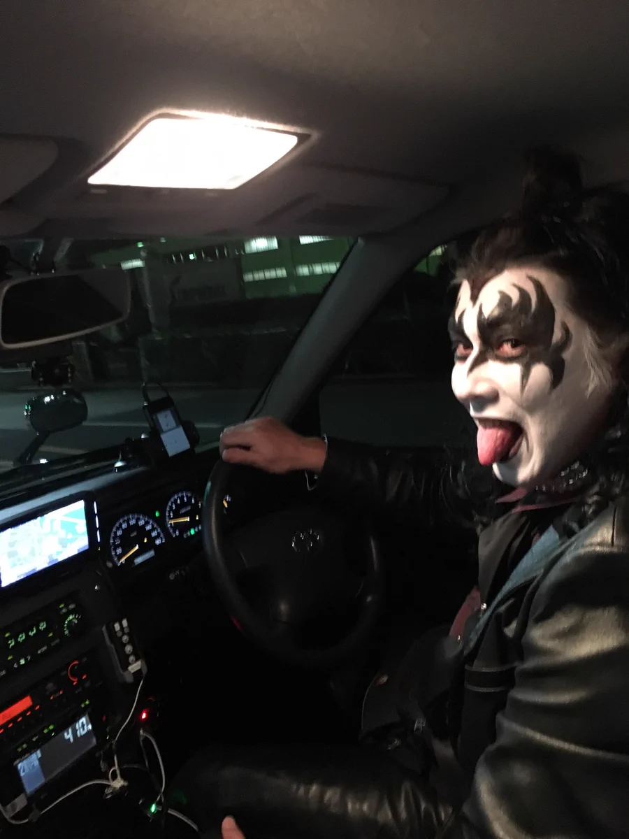 クオリティの高いKISSのハロウィンコスプレをしたタクシー運転手www