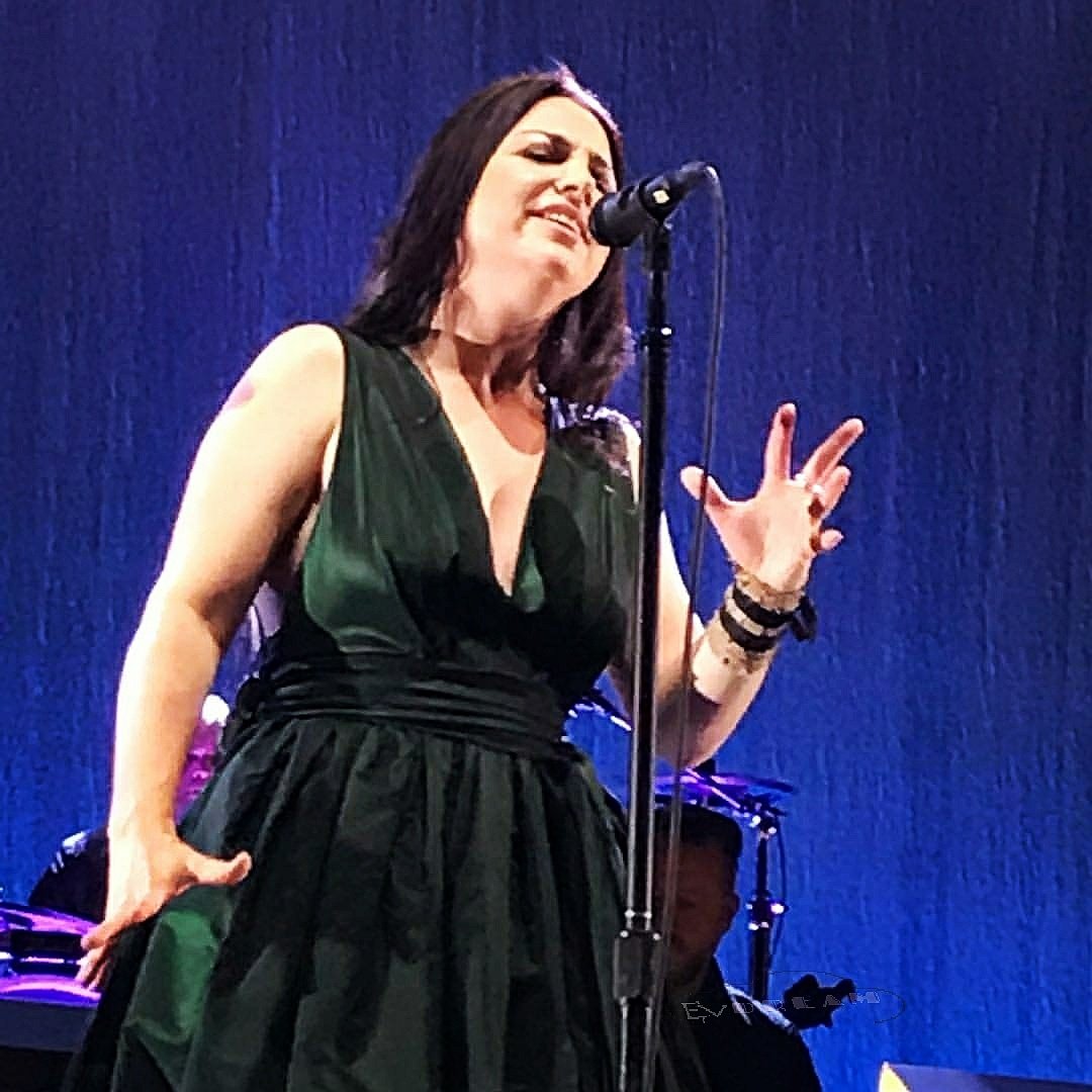 EvDreamOficial's tweet photo. 🔊🔊 Rainha!! 😍😍😍🖤🖤🖤🤘🤘🤘🤘🤘🤘
📷 Estela Costa 
#evanescence #evanescenceisback #Synthesis #SynthesisTour2017 #synthesistour #synthesislive #amylee https://t.co/Xk6FZ9k3GE