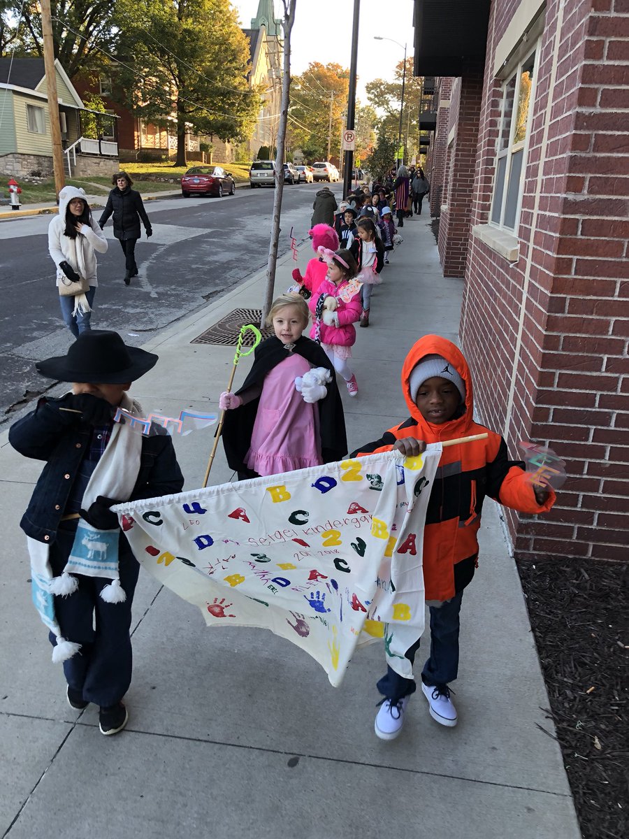 cribbsfirsties's tweet photo. Happy Fall Festival! Kinders has the best time on their first Lee School parade! #FallFest17 #cpsbest #leeschool #aschoolunliketherest https://t.co/7gRjYPcXmY