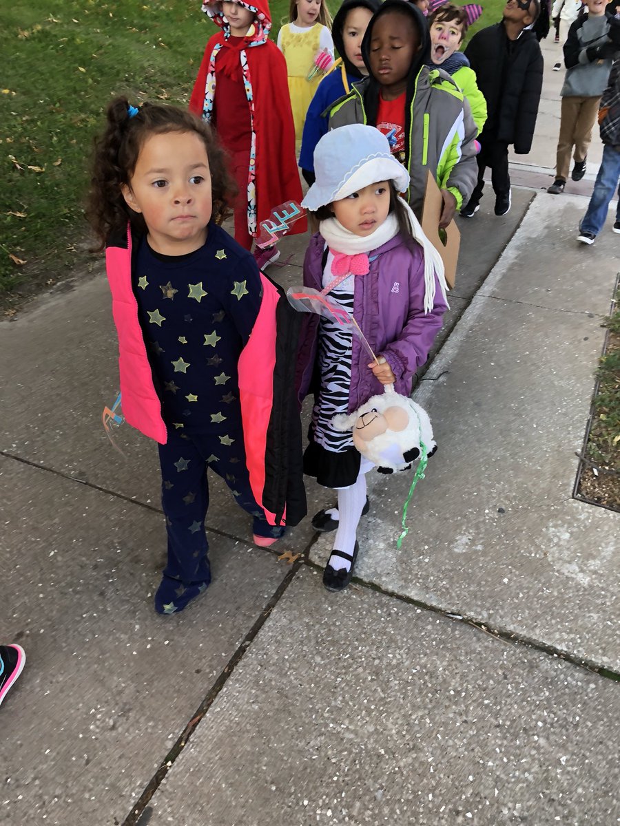 cribbsfirsties's tweet photo. Happy Fall Festival! Kinders has the best time on their first Lee School parade! #FallFest17 #cpsbest #leeschool #aschoolunliketherest https://t.co/7gRjYPcXmY
