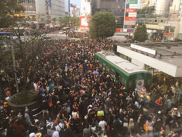 渋谷スクランブル交差点はハロウィンで大混雑 Togetter