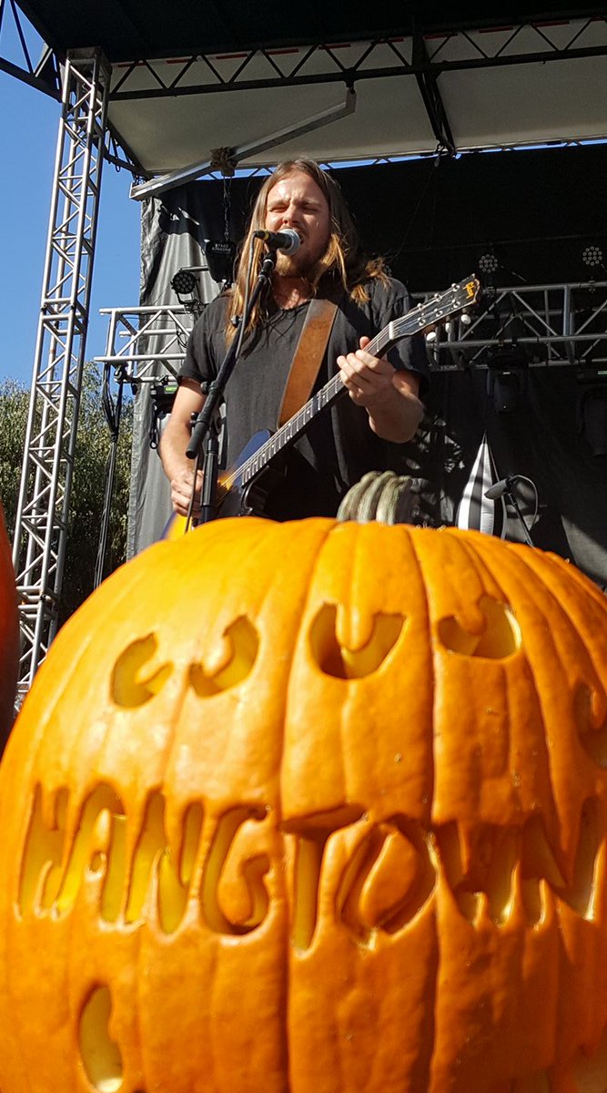 #HappyHalloween2017 everyone! 📸: Paul Worlow at @HangtownFest #pumpkincarving