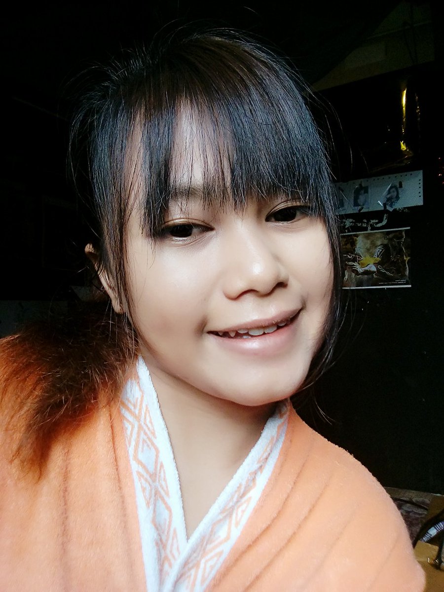 Semacam ingin pergi tapi ditahan
Semacam ingin stay tapi dibuang
#SongSongCouplewedding