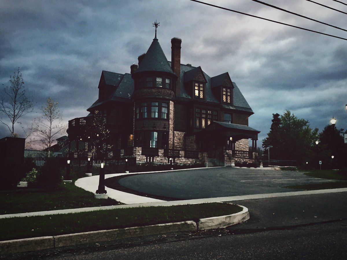 UVM_Alumni's tweet photo. Alumni House was looking supremely foreboding this morning #tistheseason #HappyHalloween https://t.co/cyaRO88TqB