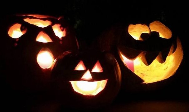 QuoteQueen's tweet photo. "A grandmother pretends she doesn't know who you are on Halloween." Erma Bombeck https://t.co/HjuCdyhMHh