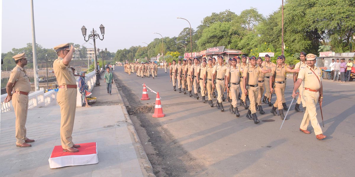 NagpurPolice's tweet photo. #राष्ट्रीय एकात्मतेचे शिल्पकार सरदार #वल्लभभाईपटेल #SardarVallabhbhaiPatel #RashtriyaEktaDiwas #marchingparade #PARADE #futala https://t.co/S35m76zKaG