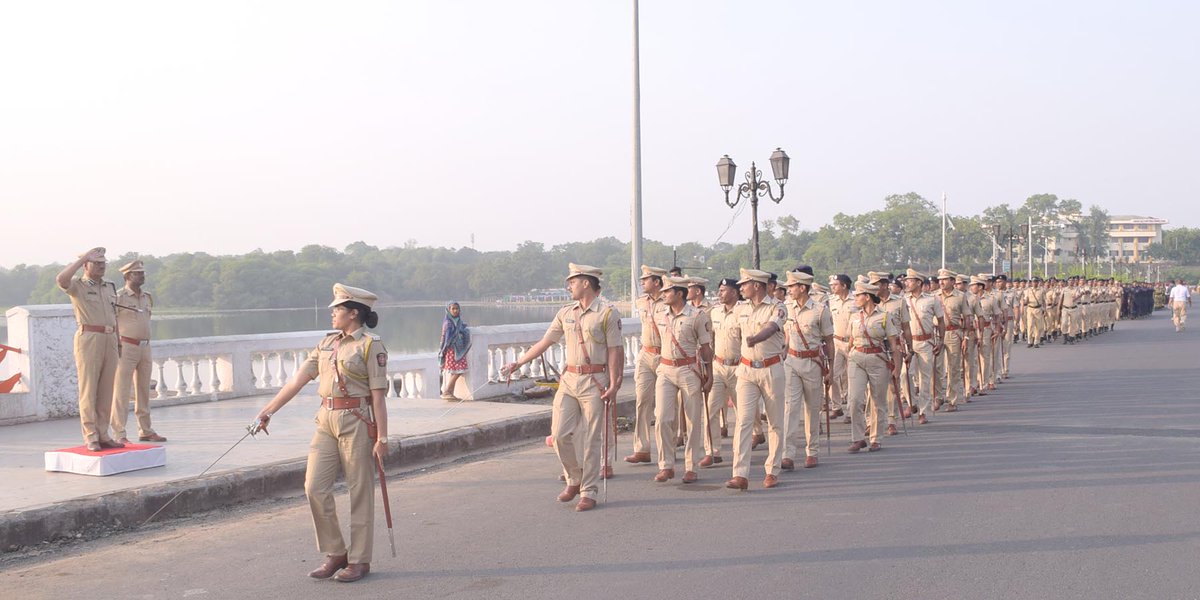 NagpurPolice's tweet photo. #राष्ट्रीय एकात्मतेचे शिल्पकार सरदार #वल्लभभाईपटेल #SardarVallabhbhaiPatel #RashtriyaEktaDiwas #marchingparade #PARADE #futala https://t.co/S35m76zKaG