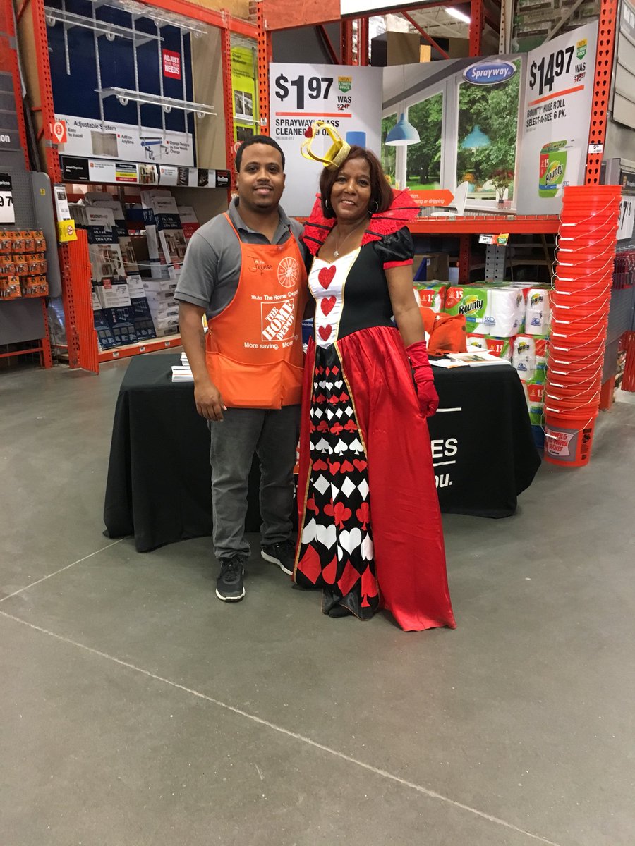 jaquese0950's tweet photo. Happy Halloween guys from the queen of Hearts Ms. beaulah https://t.co/Iu6mIy2PRq