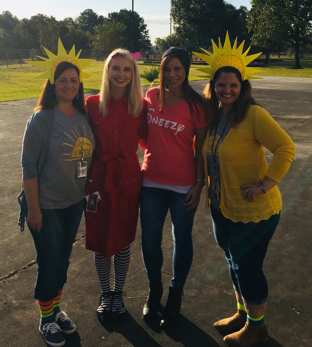 msarnold_PFE's tweet photo. Olivia and Sneezy surrounded by Little Rays of Sunshine~teammates~dream team #PFEHappyCampers https://t.co/I4ySyr7nGU
